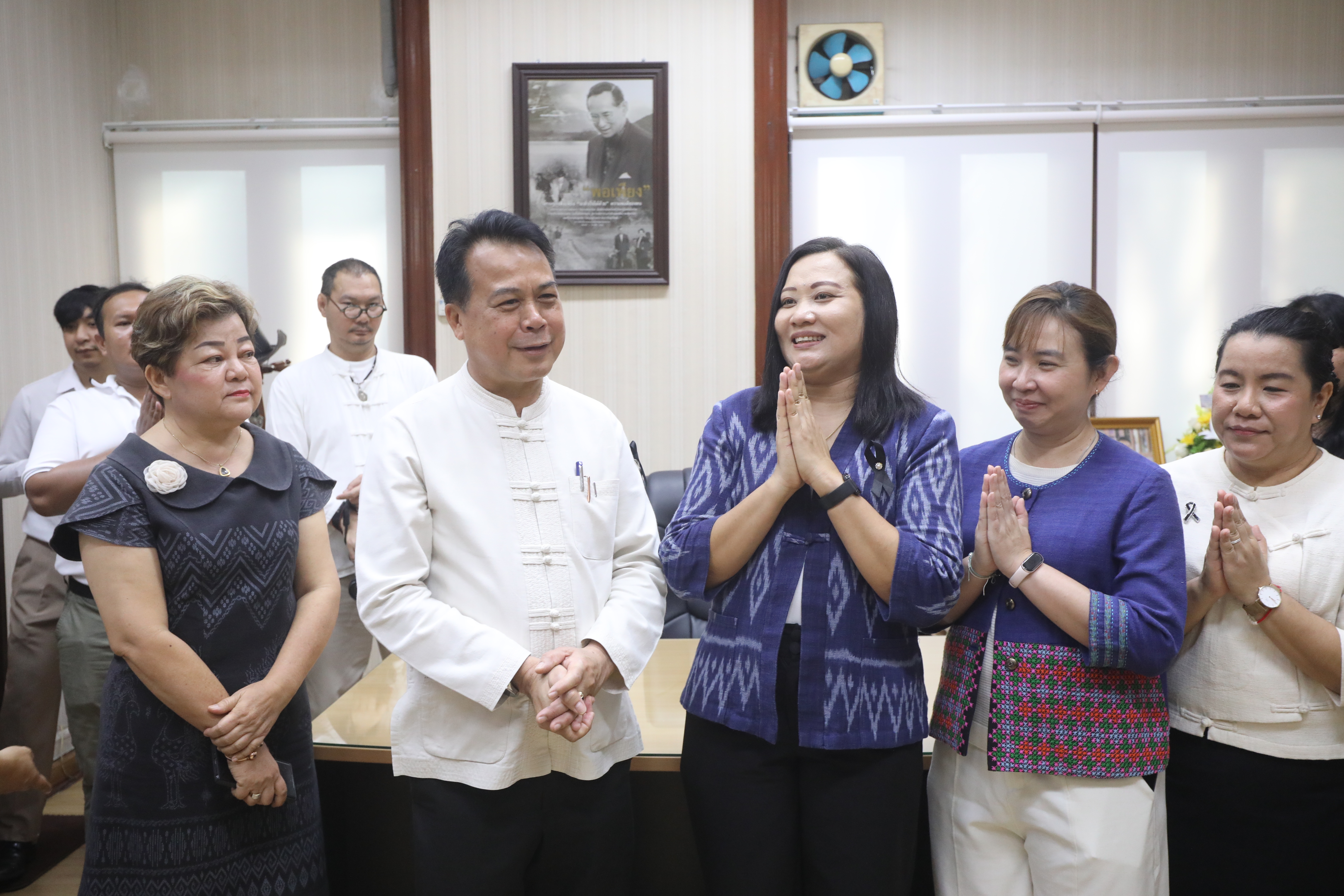 title - รองเลขาธิการ ส.ป.ก. สักการะสิ่งศักดิ์สิทธิ์ประจำ ส.ป.ก. เนื่องในโอกาสเข้ารับตำแหน่งใหม่